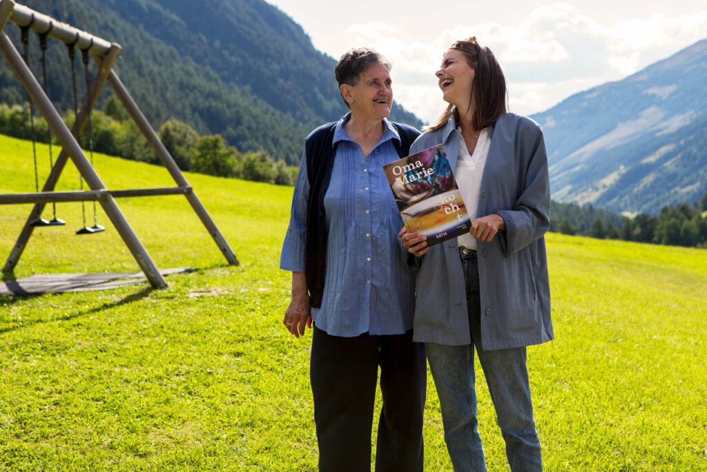 Portraitfoto Franziska und ihre Oma cHeiss
