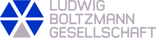 Logo der Ludwig Boltzmann Gesellschaft mit einem geometrischen blauen und grauen Sechsecksymbol auf der linken Seite und dem Namen der Organisation in grauen, fetten Großbuchstaben auf der rechten Seite.