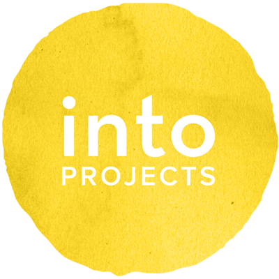 Weißer Text mit der Aufschrift PROJECTS steht in der Mitte eines gelben Aquarellkreises mit einem strukturierten Hintergrund.