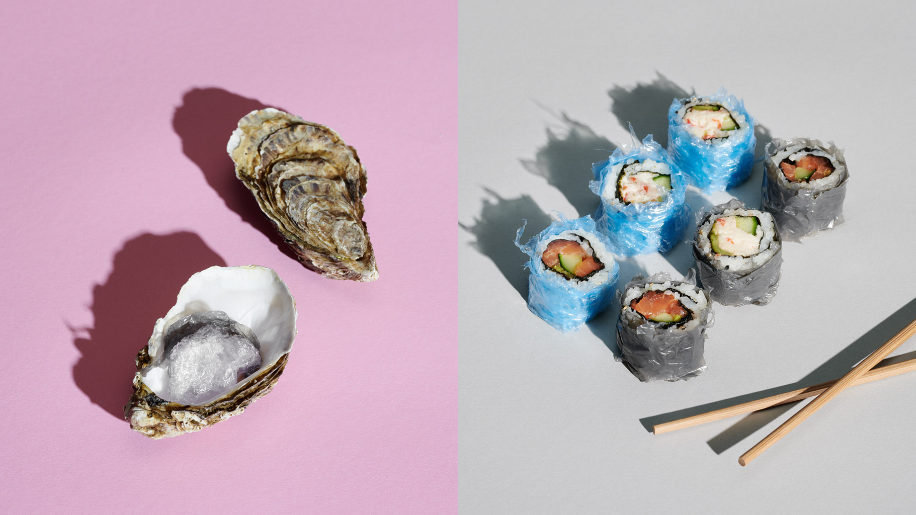 Ein geteiltes Bild: links eine geöffnete Auster mit einer glänzenden, grauen Kugel im Inneren, die auf einem rosa Hintergrund ruht; rechts in blaues und schwarzes Plastik eingewickelte Sushi-Rollen mit Stäbchen auf einer hellgrauen Oberfläche.
