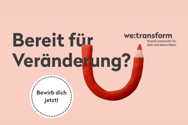 Ein gebogener roter Bleistift bildet eine U-Form neben einem gro&szlig;en deutschen Text mit der Aufschrift Bereit f&uuml;r Ver&auml;nderung? Ein kleinerer Text sagt Bewirb dich jetzt! und we:transform Kreativwerkstatt f&uuml;r dich und deine Ideen auf einem pfirsichfarbenen Hintergrund, der we:transform hervorhebt.