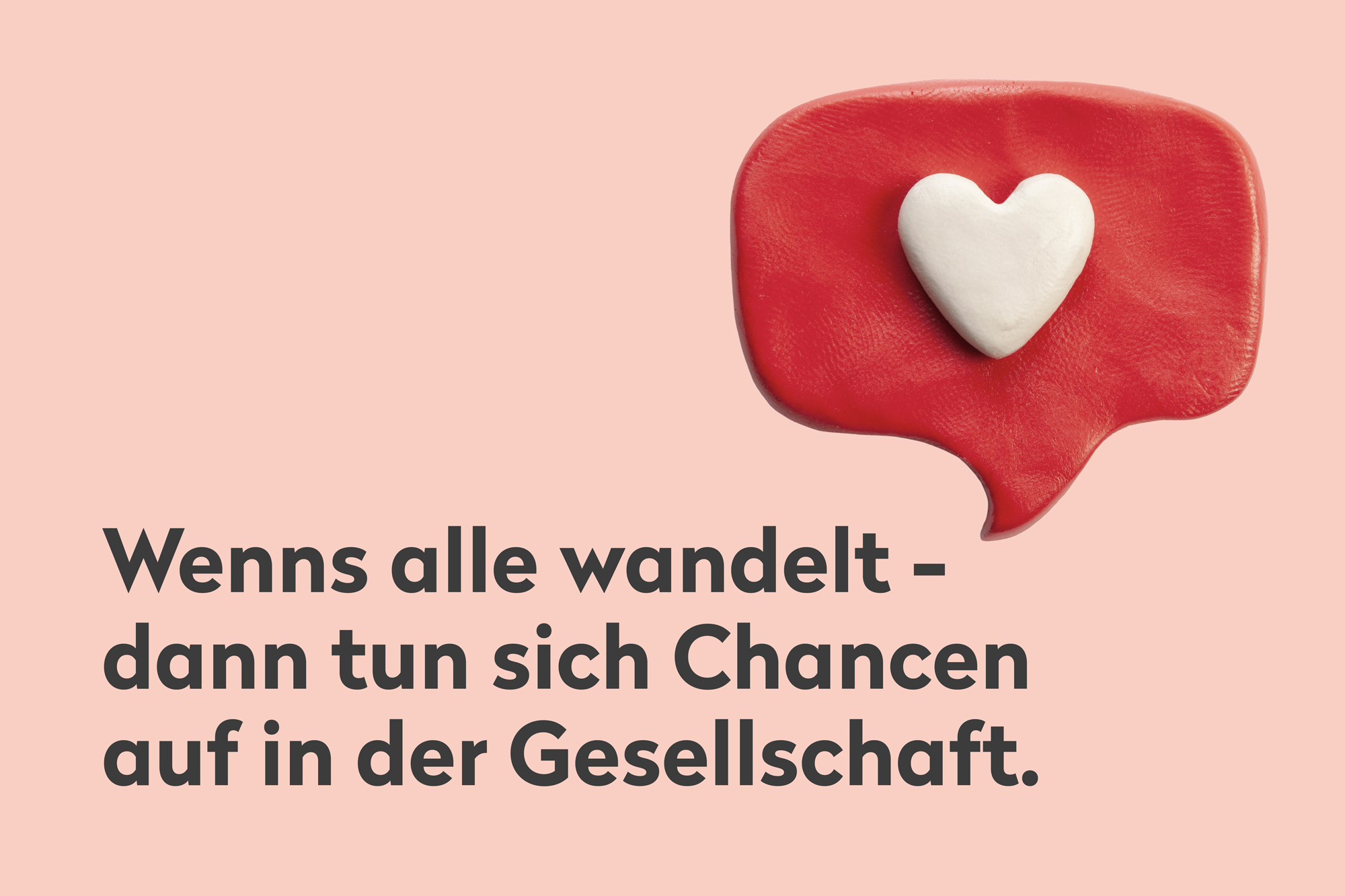 Eine rote Sprechblase mit einem weißen Herz darin auf einem rosa Hintergrund. Darunter steht ein deutscher Text: Wenns alle wandelt - dann tun sich Chancen auf in der Gesellschaft. Perfekt für jede Kreativwerkstatt und inspiriert zu neuen Ideen mit we:transform.