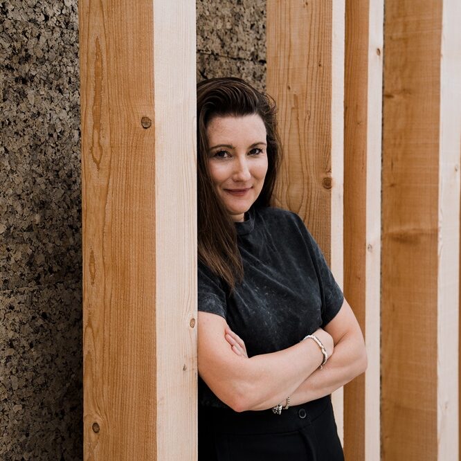 Clarissa Steurer3 ©CLARISSAKORK Clarissa zwischen Holzbalken