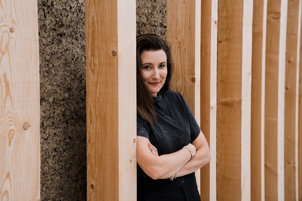 Clarissa zwischen Holzbalken