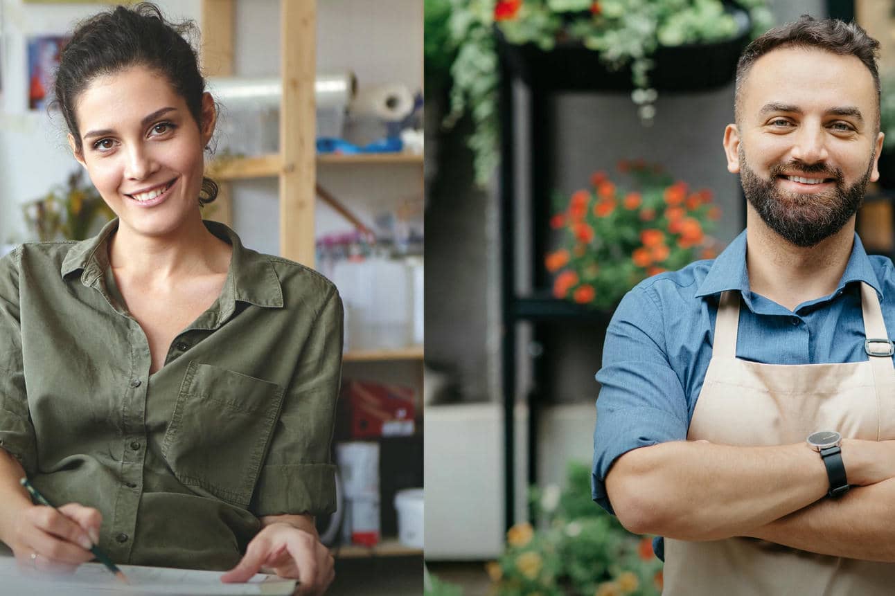 Eine Frau mit dunklem Haar und grünem Hemd lächelt, während sie schreibt; neben ihr steht ein Mann mit Bart, blauem Hemd und Schürze und lächelt mit verschränkten Armen, was die Teamarbeit in der Kreativbranche symbolisiert, mit Blumen und Grün im Hintergrund.