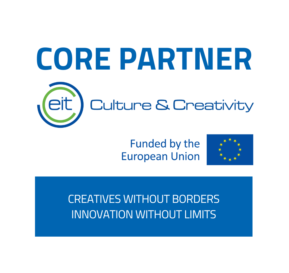 Der blaue Text "Core Partner" befindet sich über dem Logo des EIT Culture & Creativity. Die EU-Flagge mit der Aufschrift Gefördert durch die Europäische Union befindet sich auf der rechten Seite. Unten steht in einem blauen Kasten "Kreative ohne Grenzen, Innovation ohne Grenzen".