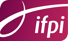 Ein magentafarbenes rechteckiges Logo mit einem weißen Swoosh und den Kleinbuchstaben ifpi in fetter weißer Schrift.