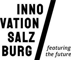 Schwarzes Textlogo mit der Aufschrift INNOVATION SALZBURG mit einer diagonalen Linie und den Worten featuring the future in kleinerer Kursivschrift auf der rechten Seite. Das Design ist minimal und modern auf einem weißen Hintergrund.