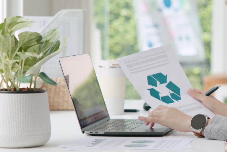 recyclen-adobestock-chaytee-15368749431 laptop und papier mit recycling symbol