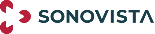 Logo für SONOVISTA. Das Design zeigt das Wort SONOVISTA in fetten, dunkelgrünen Buchstaben. Auf der linken Seite befindet sich ein abstraktes Symbol, das aus drei roten Formen besteht, die ein dreieckiges Muster bilden. Der Hintergrund ist hellgrau.