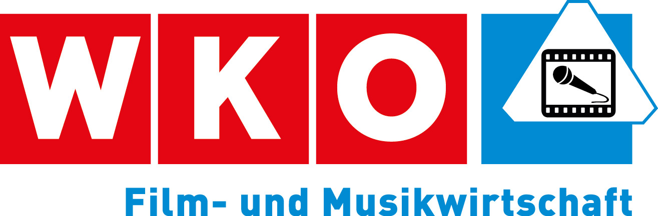 Logo mit drei roten Quadraten, die die weißen Buchstaben W, K und O enthalten. Rechts davon ein blaues Dreieck mit einem Filmstreifen und einem Mikrofon darin. Darunter steht in blauer Schrift Film- und Musikwirtschaft.