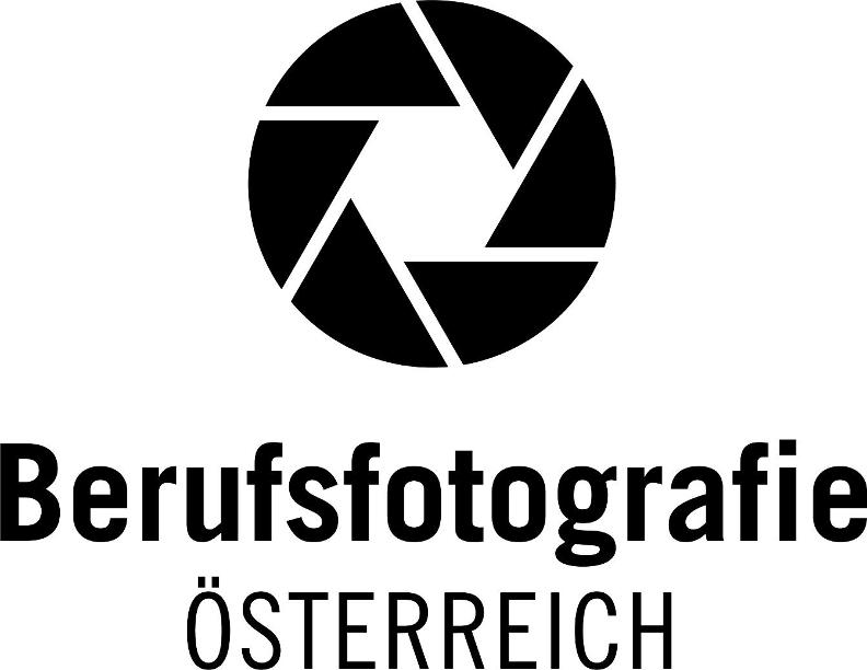 Schwarz-weißes Logo mit einem geometrischen Kameraverschluss-Symbol über dem Schriftzug Berufsfotografie ÖSTERREICH, das für die Berufsfotografie in Österreich steht.