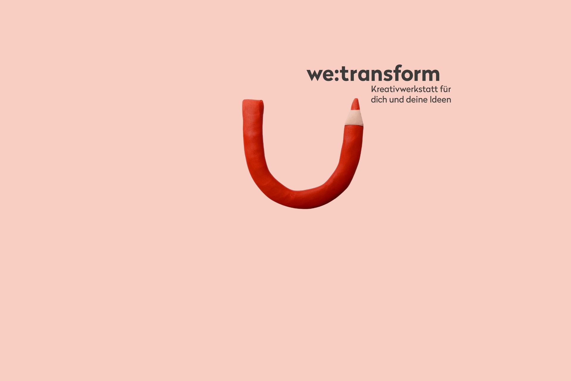 Ein roter Bleistift in Form eines U auf blassrosa Hintergrund, daneben der Text we:transform Kreativwerkstatt für dich und deine Ideen.