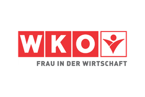 Logo der WKO Frau in der Wirtschaft: Die Buchstaben WKO in Weiß, jeweils in einem roten Quadrat, gefolgt von einer roten abstrakten menschlichen Figur - eine Anspielung auf die kreative Transformation. Darunter steht in grauen Großbuchstaben "FRAU IN DER WIRTSCHAFT".