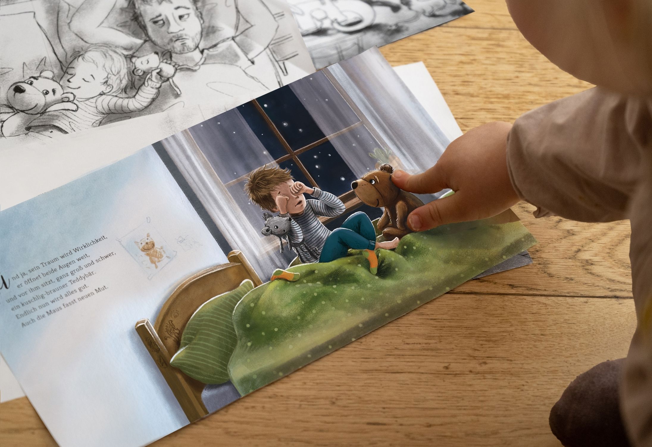 Ein Kind zeigt auf eine illustrierte Seite in einem Bilderbuch, auf der ein Junge zu sehen ist, der mit Stofftieren auf seinem Bett sitzt und sich die Augen zuhält; hinter ihm befindet sich ein Fenster mit Sternen. Zeichnungen und Papiere liegen verstreut auf dem Holzboden.
