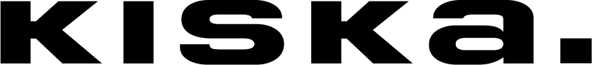Fette, schwarze Großbuchstaben mit der Aufschrift KISKA. auf hellem Hintergrund, mit einem Punkt am Ende - als Hinweis auf kreative Transformation.