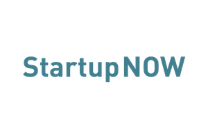 Text StartupNOW in blaugrüner Schrift auf einem schlichten hellgrauen Hintergrund, der den kreativen Wandel im Bereich Gesundheitstechnologie und soziale Innovation widerspiegelt.