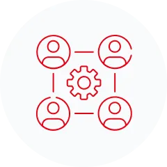 Rotes Umriss-Symbol, das vier Personen zeigt, die durch Linien mit einem zentralen Zahnrad verbunden sind und Teamarbeit, Zusammenarbeit oder Gruppeneinstellungen auf einem weißen, runden Hintergrund darstellen.