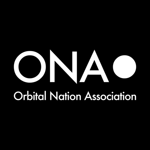Der weiße Text auf schwarzem Hintergrund lautet ONA mit einem großen weißen Punkt daneben. Darunter steht in kleinerer Schrift Orbital Nation Association und verweist auf systeme komponiert von Musiker Ulrich Drechsler.