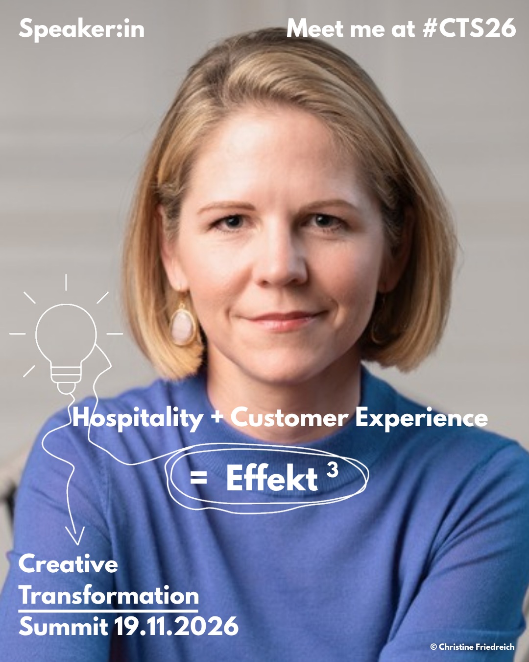 Eine l&auml;chelnde Person mit kurzen blonden Haaren posiert in einem blauen Oberteil. Ein eingeblendeter Text wirbt f&uuml;r den &bdquo;Creative Transformation Summit&ldquo; am 19.11.2026, dessen Schwerpunkte auf Gastfreundschaft, Kundenerlebnis und Wirkung liegen, und enth&auml;lt Angaben zur Veranstaltung sowie zu den Referenten.