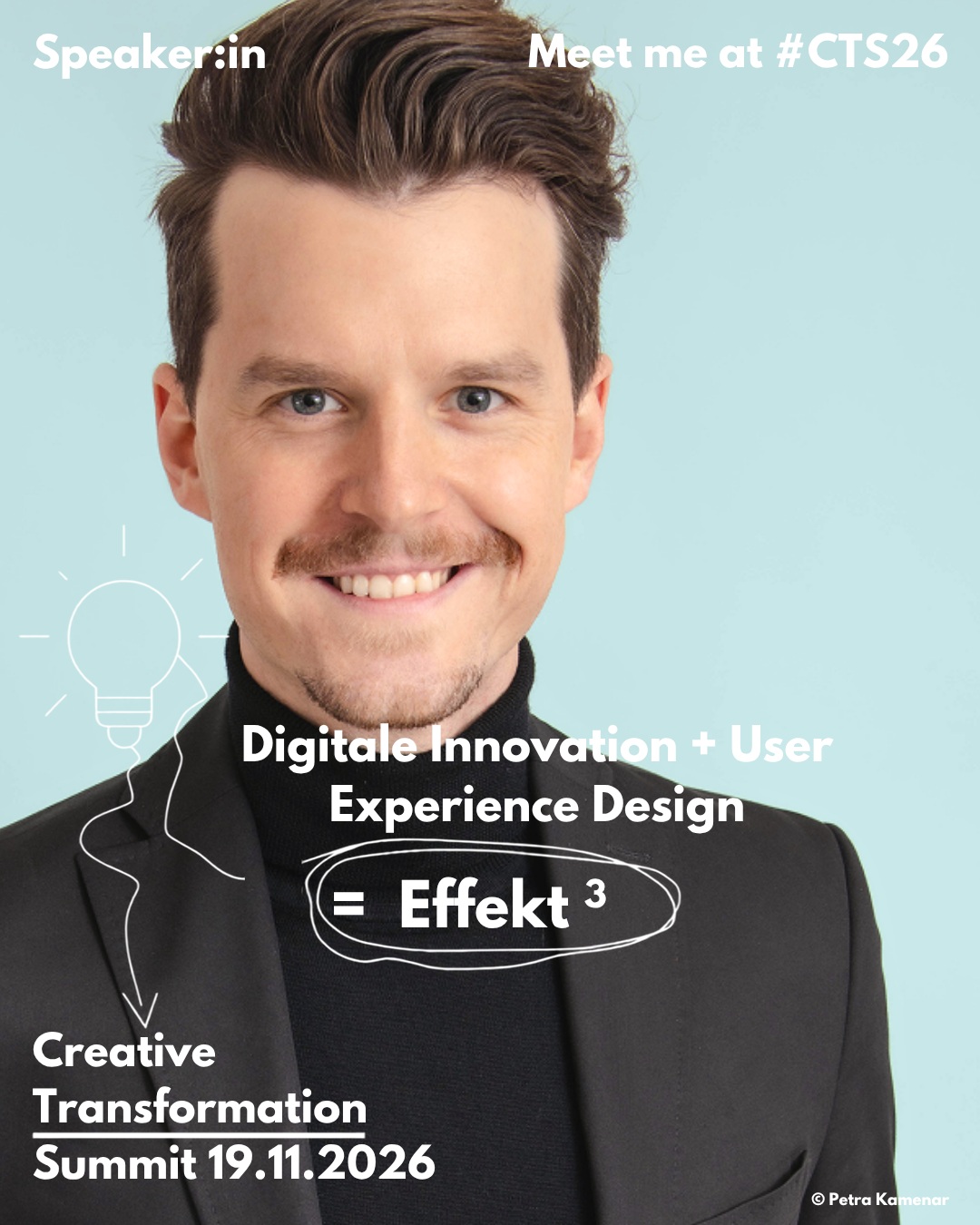 Ein l&auml;chelnder Mann in einer schwarzen Jacke mit illustriertem Text &uuml;ber digitale Innovation und User-Experience-Design f&uuml;r den Creative Transformation Summit 2026, der die wichtigsten Themen und Erkenntnisse dieser wegweisenden Veranstaltung am 19. November hervorhebt.