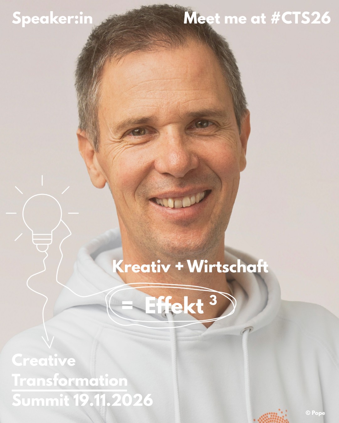 L&auml;chelnde Person in einem hellen Kapuzenpullover mit Veranstaltungstext: Creative Transformation Summit 19.11.2026, Triff mich beim #CTS26, Kreativ + Wirtschaft = Effekt&sup3;. Eine Gl&uuml;hbirnen-Illustration auf der linken Seite unterstreicht den Innovationsgeist des Creative Transformation Summit.