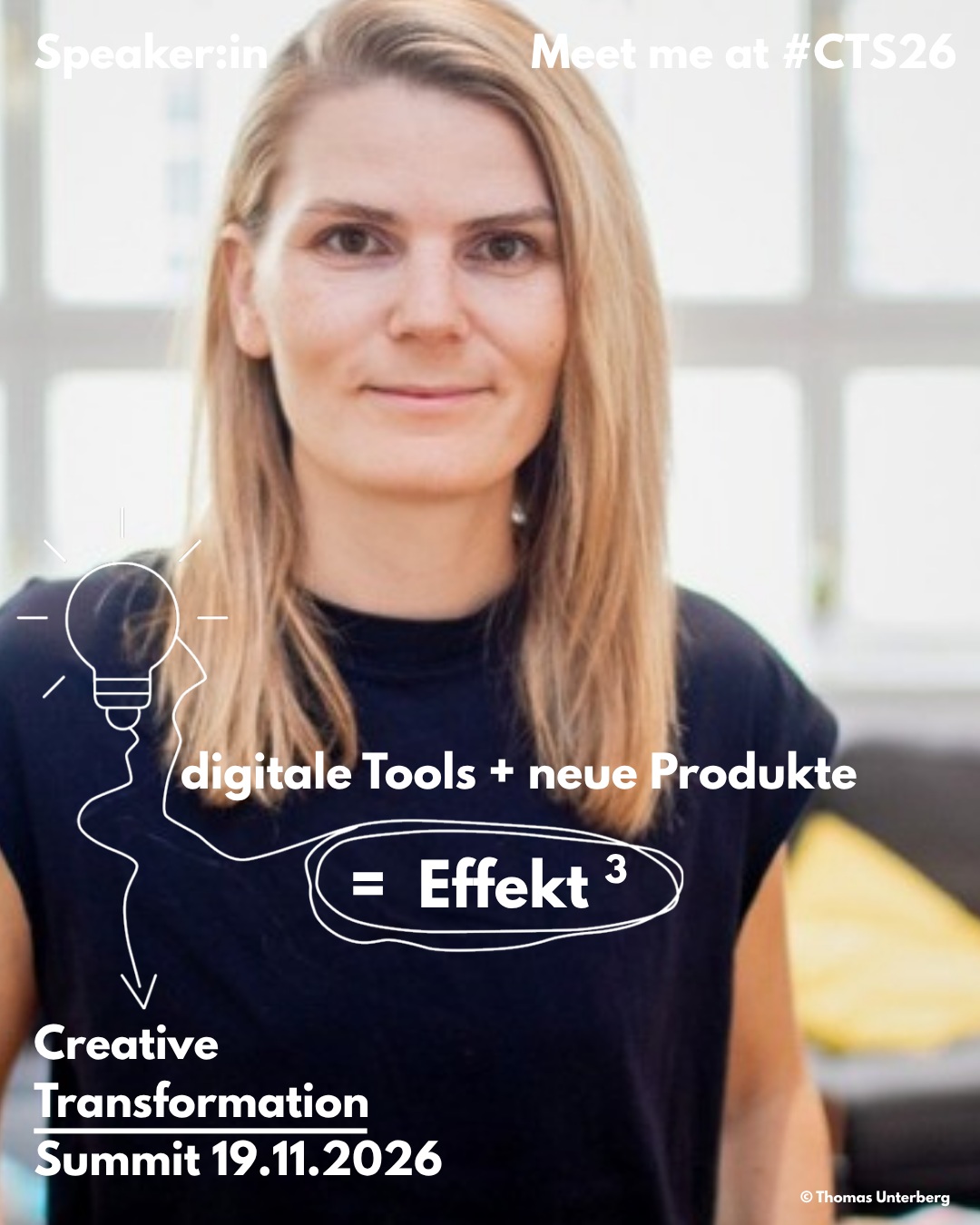 Eine Frau mit glattem blondem Haar und einem schwarzen Shirt steht vor einem Fenster. Ein eingeblendeter Text wirbt f&uuml;r den &bdquo;Creative Transformation Summit&ldquo; am 19.11.2026 und hebt dabei digitale Tools, neue Produkte und das innovative Thema &bdquo;Effekt&sup3;&ldquo; hervor.