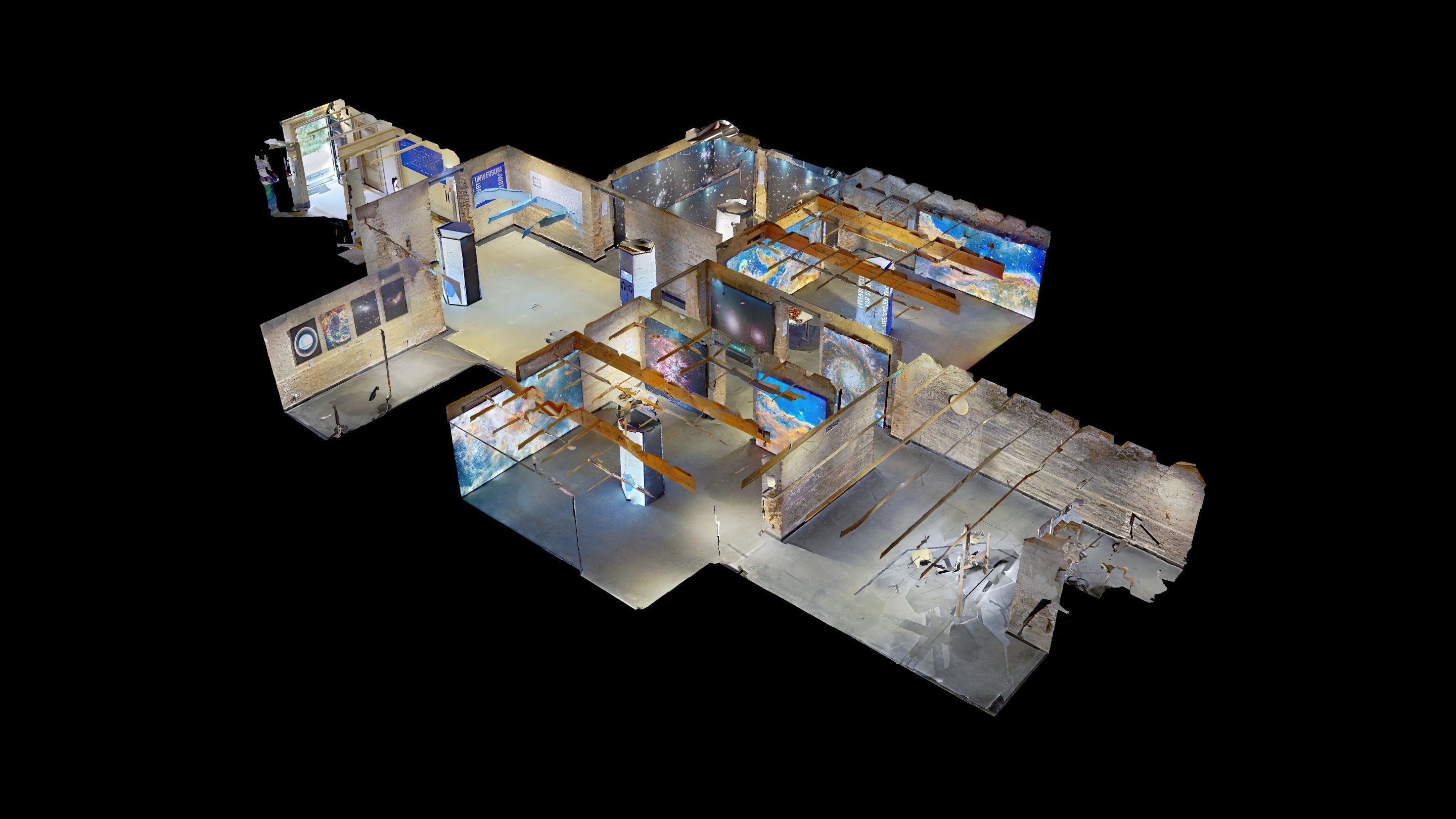 3D-Modell eines Museums oder einer Galerie mit mehreren Räumen, in denen Kunstwerke, Exponate und Artefakte an Wänden und auf Tischen ausgestellt sind, betrachtet aus einer diagonalen Luftperspektive vor einem schwarzen Hintergrund.