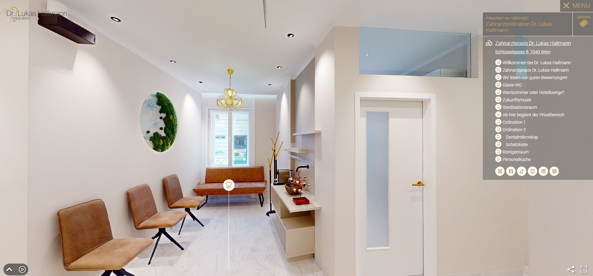 Ein modernes Wartezimmer einer Zahnarztpraxis mit beigen Stühlen, einer Holzbank, einem Kronleuchter und einer an der Wand befestigten Pflanzendekoration. Der Raum ist hell mit weißen Wänden und Marmorböden. Auf der rechten Seite erscheint ein digitales Infomenü.