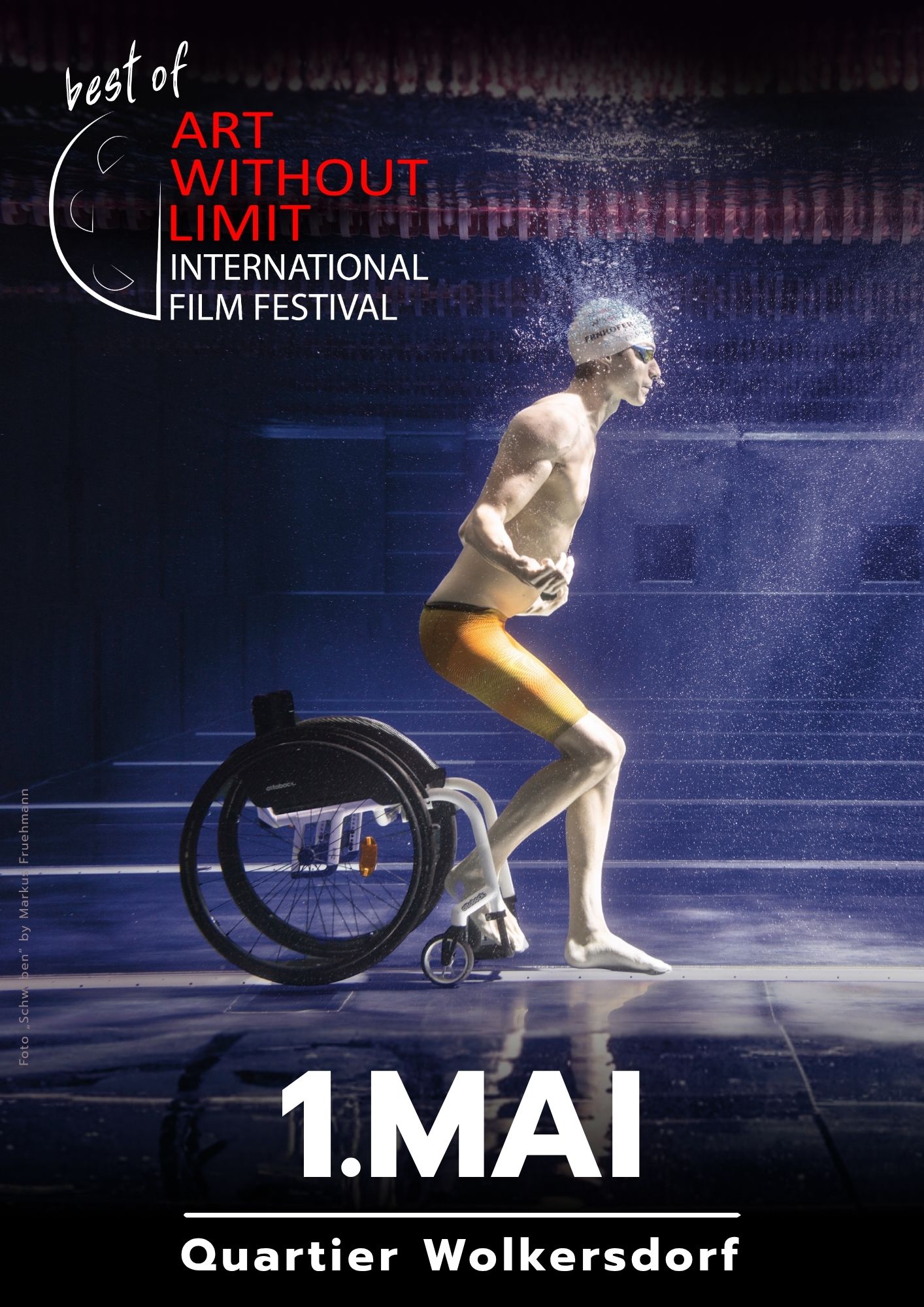 Ein männlicher Schwimmer mit Badekappe und Badehose bereitet sich darauf vor, von seinem Rollstuhl aus in ein Schwimmbecken zu springen. Das Plakat wirbt für das Art Without Limit International Film Festival, mit dem Datum 1. Mai und Ort Quartier Wolkersdorf.