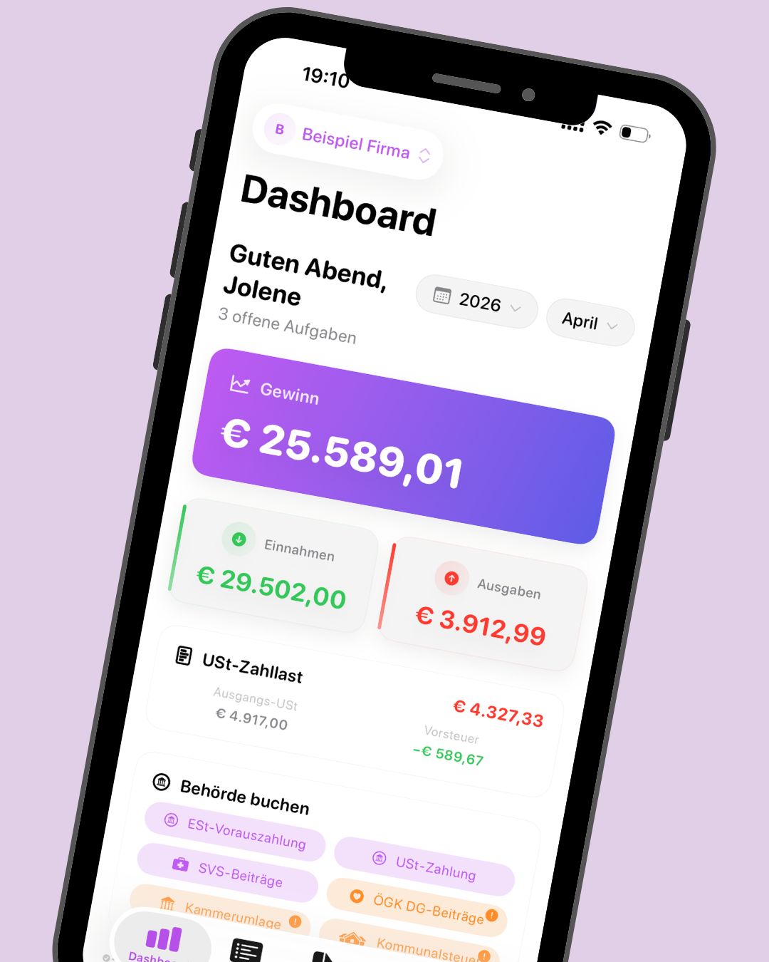 Ein Smartphone zeigt eine Buchhaltungs-App auf Deutsch an, die mit bunten Kästchen und Symbolen Informationen zu Einnahmen, Ausgaben, Gewinn und Steuern anzeigt. Die wichtigsten Zahlen sind in lila, grünen und roten Abschnitten hervorgehoben. Perfekt für eine einfache mobile Buchhaltung.