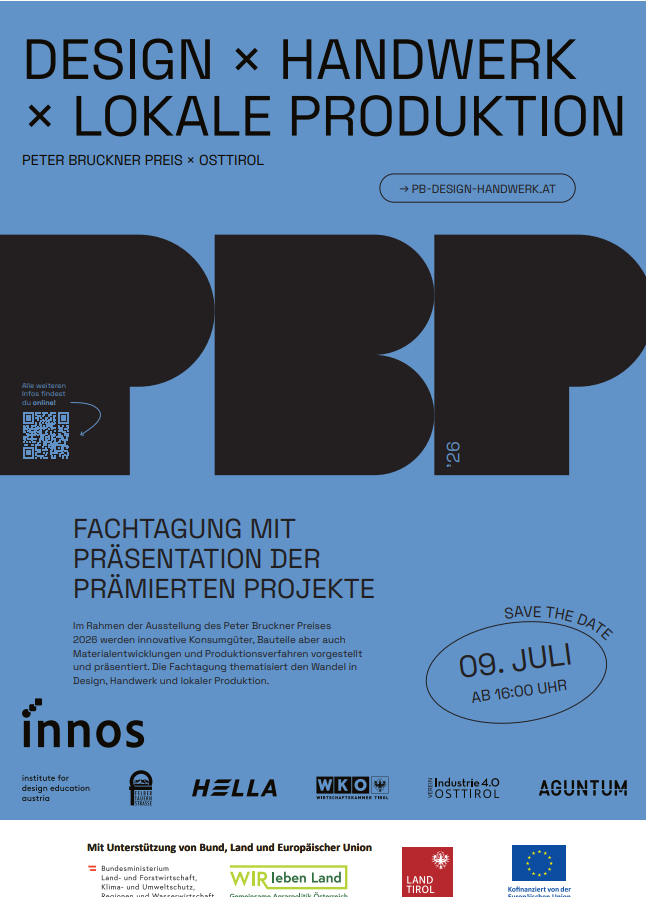 Plakat mit blauem Hintergrund, das für Design × Handwerk × Lokale Produktion wirbt. Enthält Veranstaltungsdatum, 9. Juli, Logos, QR-Code und Präsentationsdetails für ausgewählte Projekte. Große PB-Grafik in der Mitte.