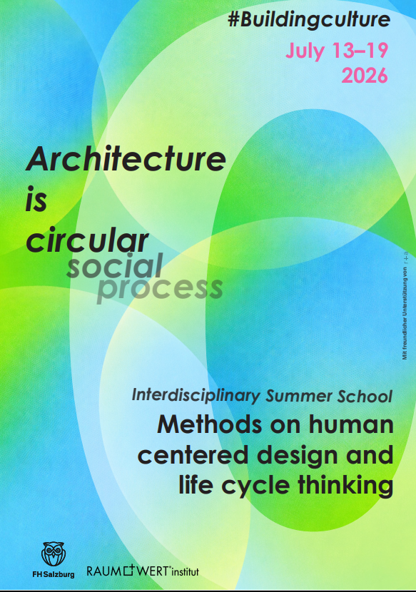 Plakat für eine interdisziplinäre Sommerschule zum Thema Architektur mit den Sätzen Architektur ist ein zirkulärer sozialer Prozess und Veranstaltungsdetails für den 13. bis 19. Juli 2026 vor einem abstrakten Hintergrund in Grün und Blau.