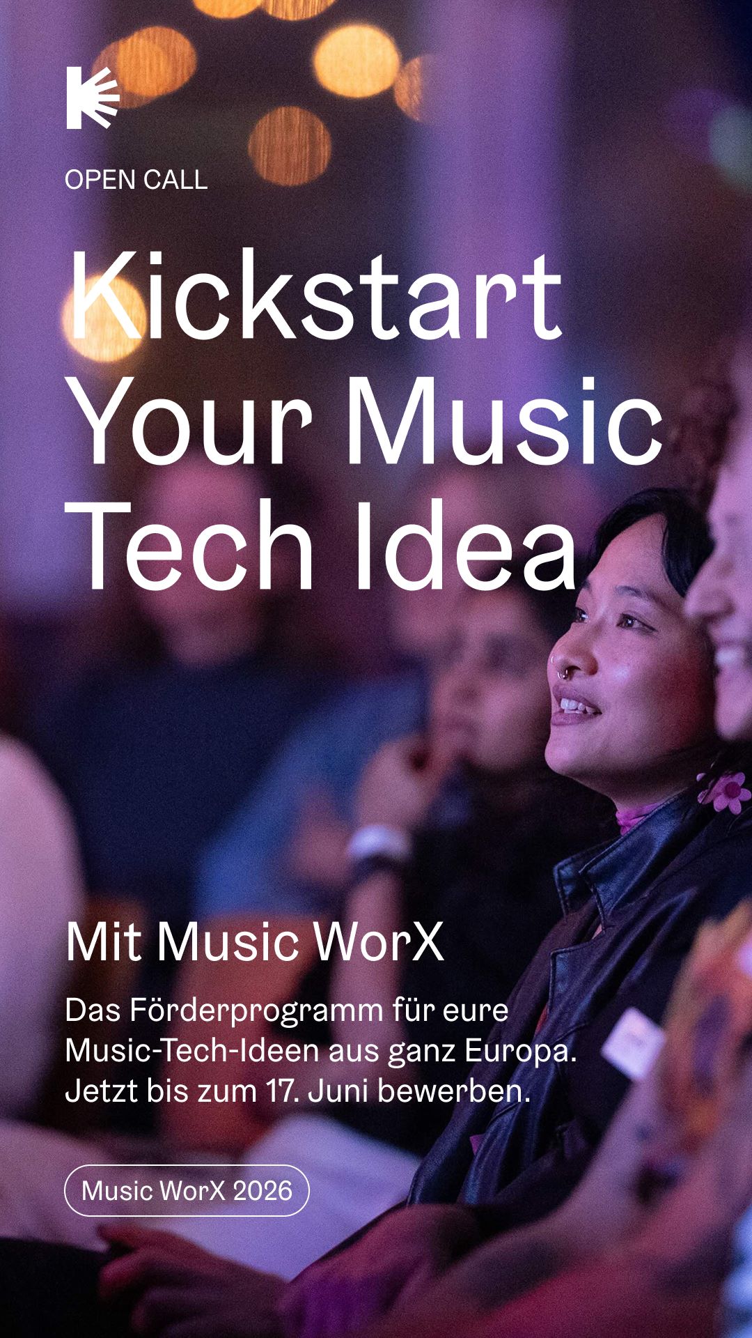 Eine Gruppe von Menschen sitzt und beobachtet aufmerksam eine Veranstaltung, mit verschwommenen bunten Lichtern im Hintergrund. Der eingeblendete Text wirbt für Music WorX 2026 für musiktechnische Ideen in Europa, mit Neuen Aufrufen von EIT Culture & Creativity und einer Frist bis Ende Mai.