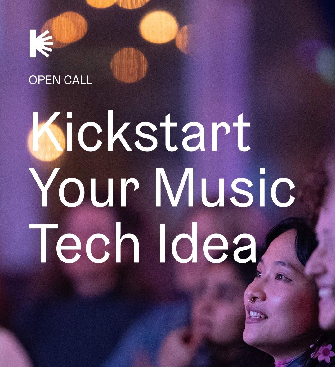 Ein Werbebild mit verschwommenen Lichtern im Hintergrund und aufmerksamen Zuschauern. Der Text lautet: OPEN CALL. Kickstart Your Music Tech Idea with Neue Calls from EIT Culture & Creativity in großen weißen Buchstaben.