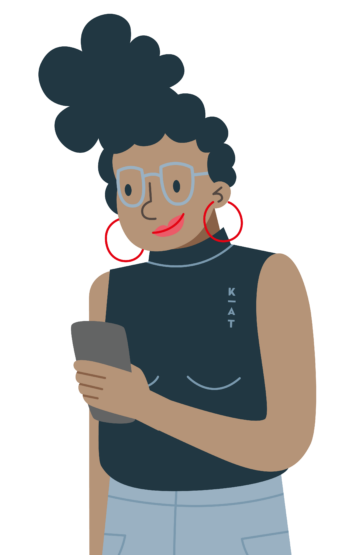 Abbildung einer Person mit Brille, großen roten Creolen und lockigem Haar, die auf ein Smartphone schaut. Sie trägt ein ärmelloses marineblaues Shirt mit der Aufschrift „KAAT“ und eine hellblaue Hose. Der Hintergrund ist hellgrau und spiegelt den modernen Geist von KundenderKreativen wider.