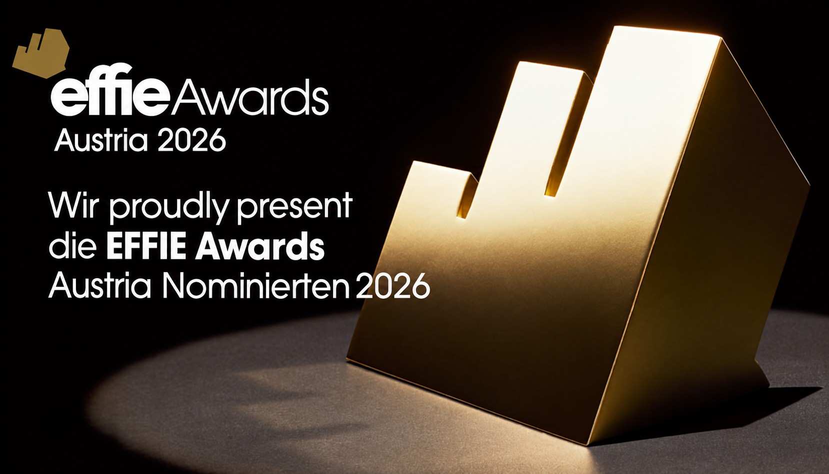 Vor einem dunklen Hintergrund glänzt eine goldene Effie-Award-Trophäe, begleitet von einem Text, der die Nominierten für die EFFIE Austria 2026 auf Deutsch und Englisch bekannt gibt – eine Würdigung der herausragenden Leistungen, die mit den österreichischen Marketing-Awards ausgezeichnet werden.