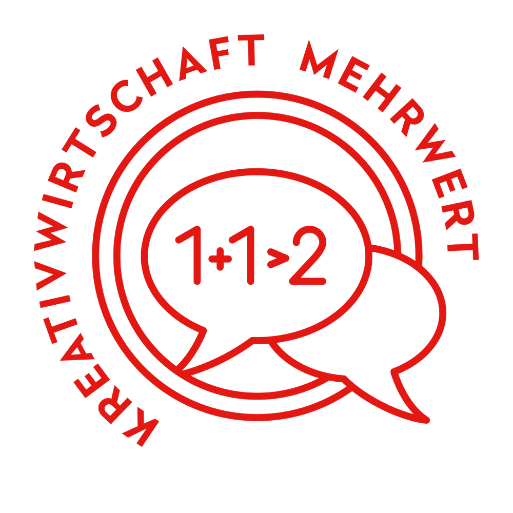 Roter Umriss von zwei Sprechblasen, in einer davon steht „1+1>2“. Um sie herum verläuft ein kreisförmiger Text mit der Aufschrift „Kreativwirtschaft Mehrwert“. Das Design verdeutlicht den Mehrwert, der durch die Zusammenarbeit in der Kreativwirtschaft entsteht, und veranschaulicht visuell das Synergiepotenzial eines florierenden Ökosystems der Kreativwirtschaft.
