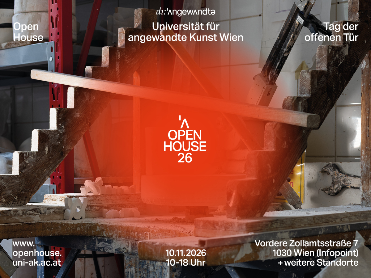 Eine vollgestopfte Werkstatt mit Bildhauerwerkzeugen und Materialien, überlagert von rotem Text, der für den Tag der offenen Tür 2026 an der Universität für angewandte Kunst Wien wirbt und Veranstaltungsdetails sowie den Veranstaltungsort enthält.