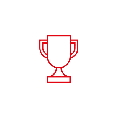 Auf einem hellgrauen Hintergrund ist in der Mitte ein einfacher roter Umriss eines Pokals zu sehen, der für die Innovationswirkung in der Kreativwirtschaft steht.
