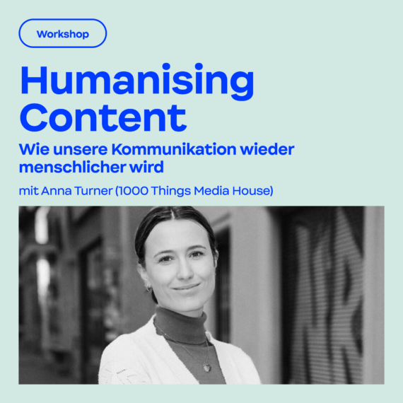 Porträt einer lächelnden Frau in einem hellen Pullover, mit Workshop-Text: Humanising Content – Wie unsere menschliche Kommunikation wieder menschlicher wird mit Anna Turner (1000 Things Media House). Hellblauer Hintergrund.