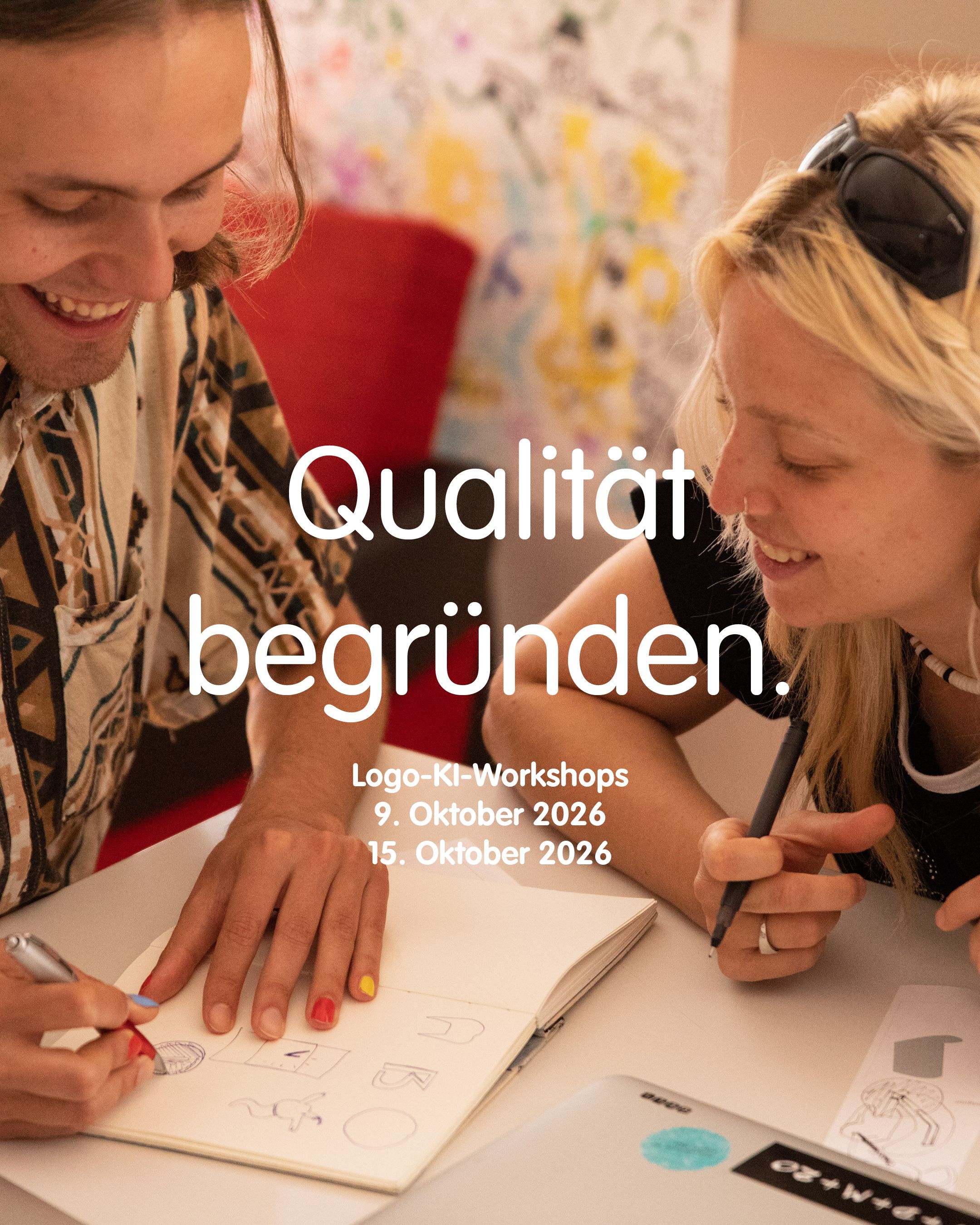 Zwei Menschen, die lächelnd an einem Tisch in einem Skizzenbuch an der Logoentwicklung arbeiten. Der Text lautet: Qualität begründen. Logo-KI-Workshops 9. Oktober 2026 – 15. Oktober 2026.
